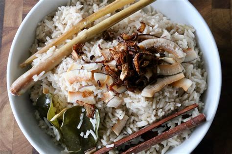 “Nasi Uduk”의 아름다운 조화와 시각적인 향연! 인도네시아 16세기 미술을 재해석하다